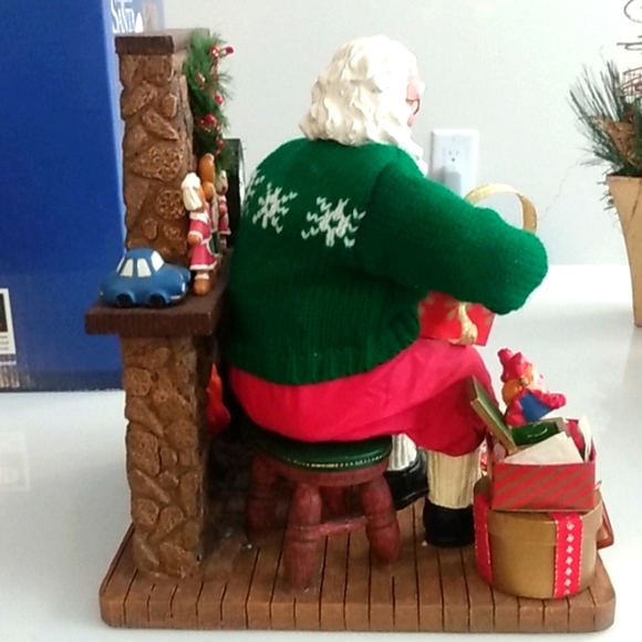 Handcrafted Fabric Mache Santa Claus Wrapping Presents by Fireplace Decor 8x9" - Picture 5 of 9